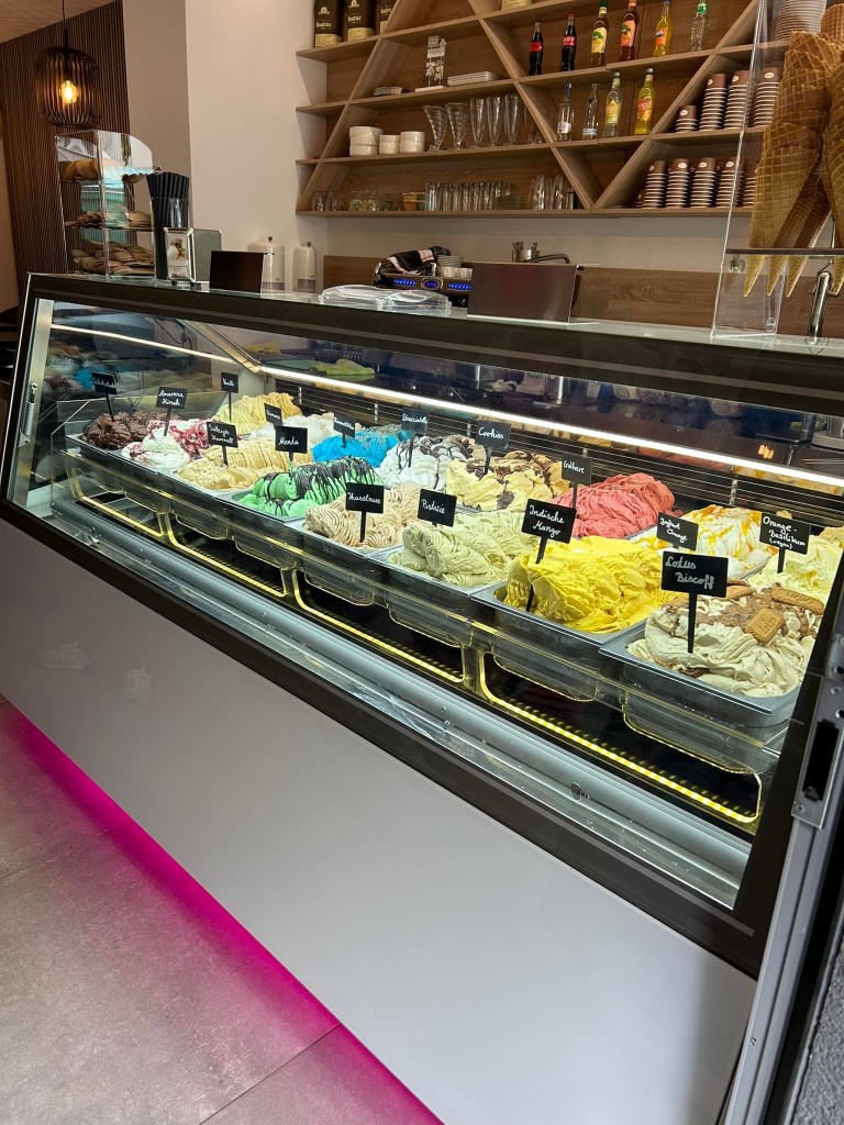 Eistheke im Eis-Café Caramello mit handgemachtem Gelato – Vanille, Pistazie, Mango und mehr