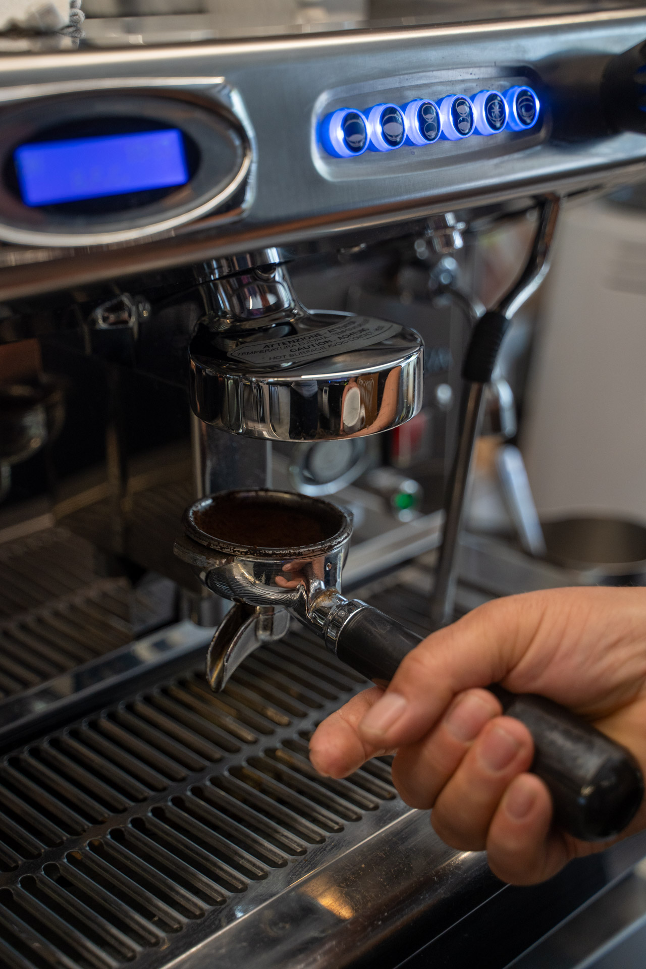 Siebträger an der Espressomaschine im Eis-Café Caramello