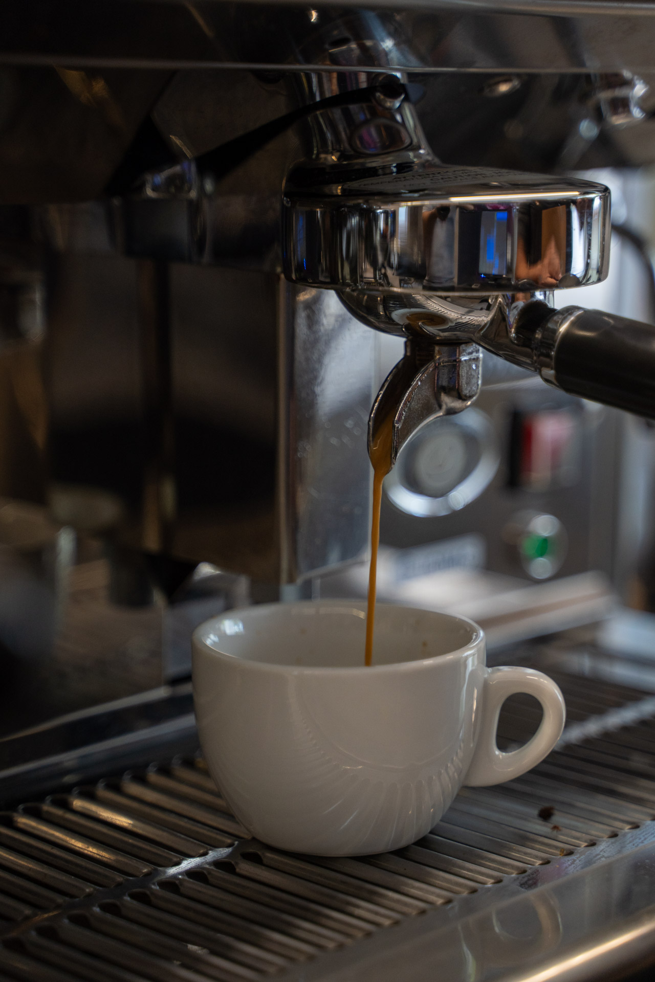 Espresso läuft in die Tasse im Eis-Café Caramello