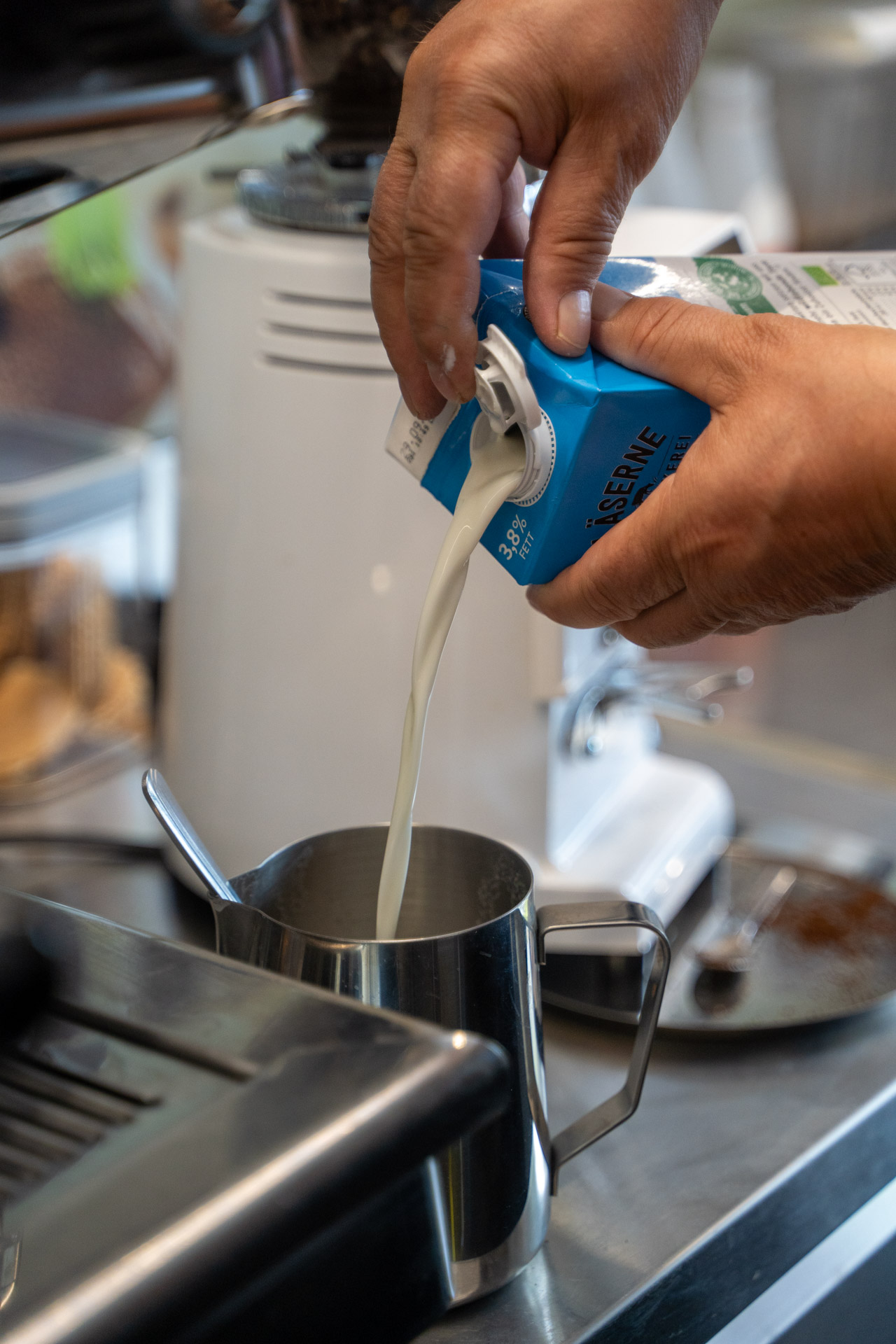 Frische Milch für den Cappuccino im Eis-Café Caramello