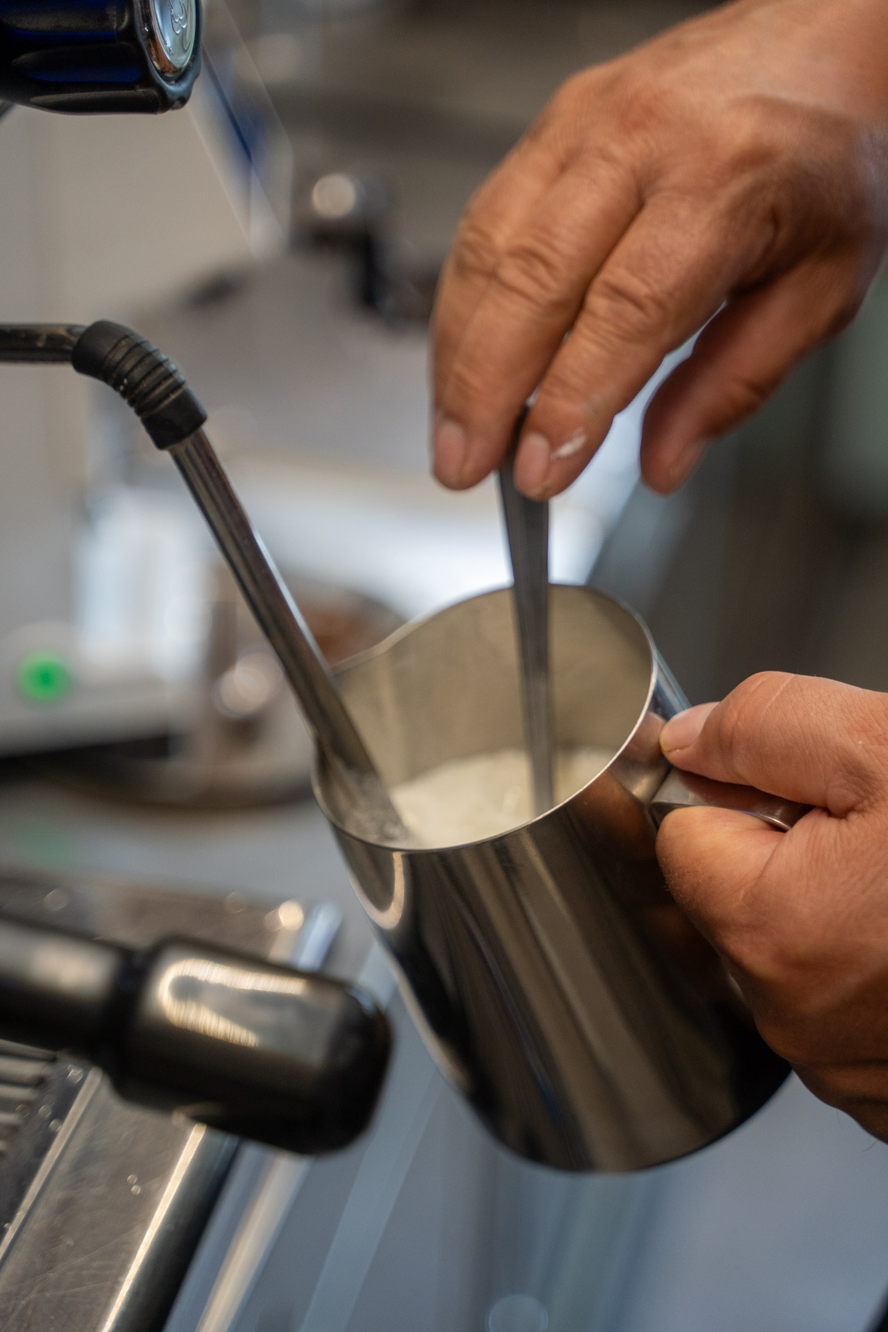 Milchschaum für den Cappuccino im Eis-Café Caramello