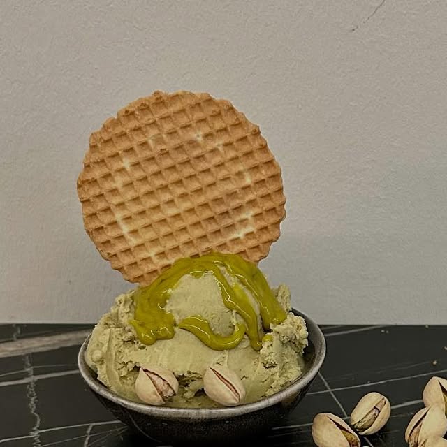 Pistazieneis mit Waffel und Pistazien im Eis-Café Caramello