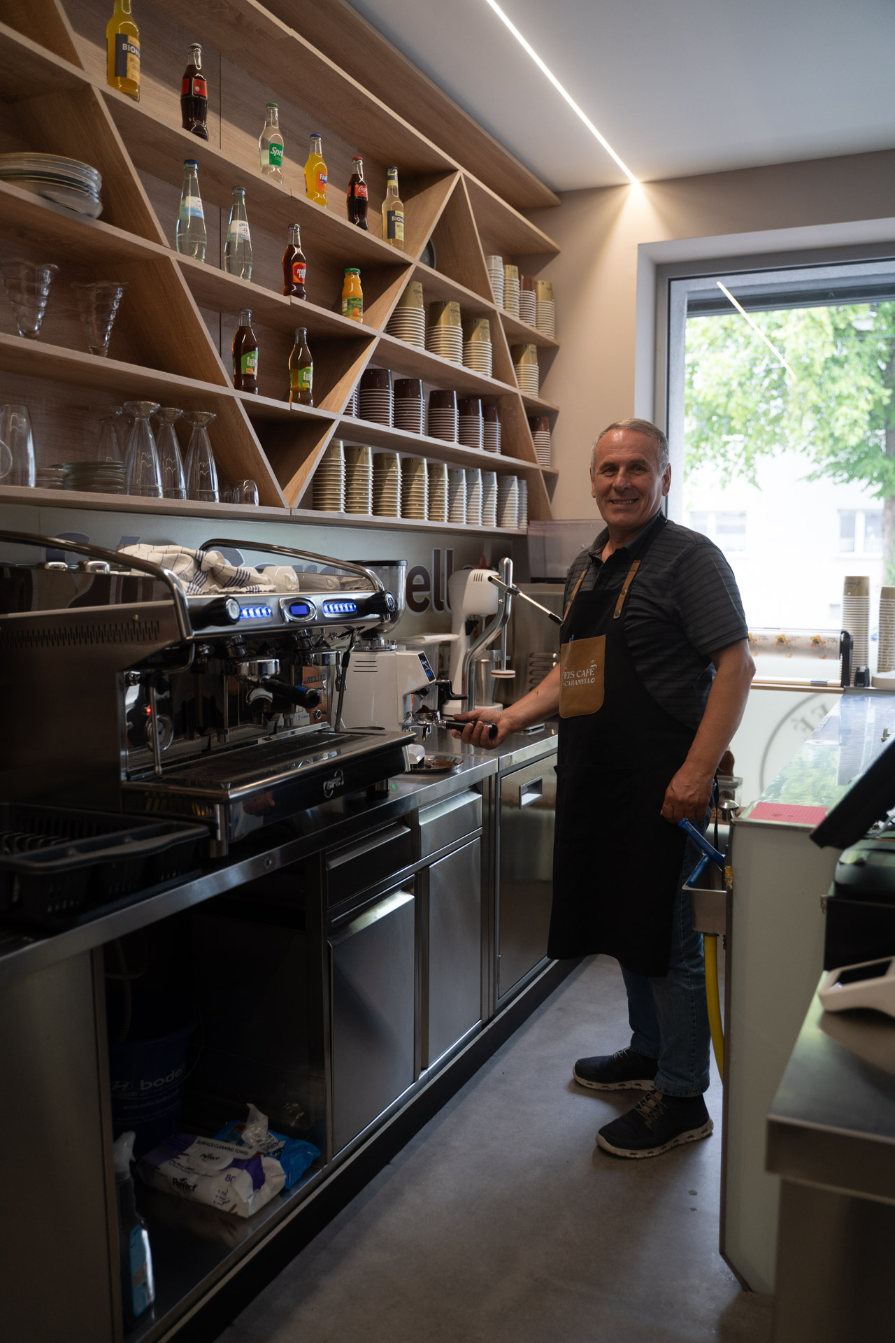 Team im Eis-Café Caramello an der Espressomaschine, Mülheimer Straße Essen